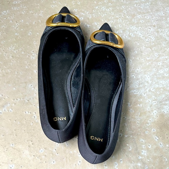 Black ballet flats with gold embellishment - Picture 3 of 3